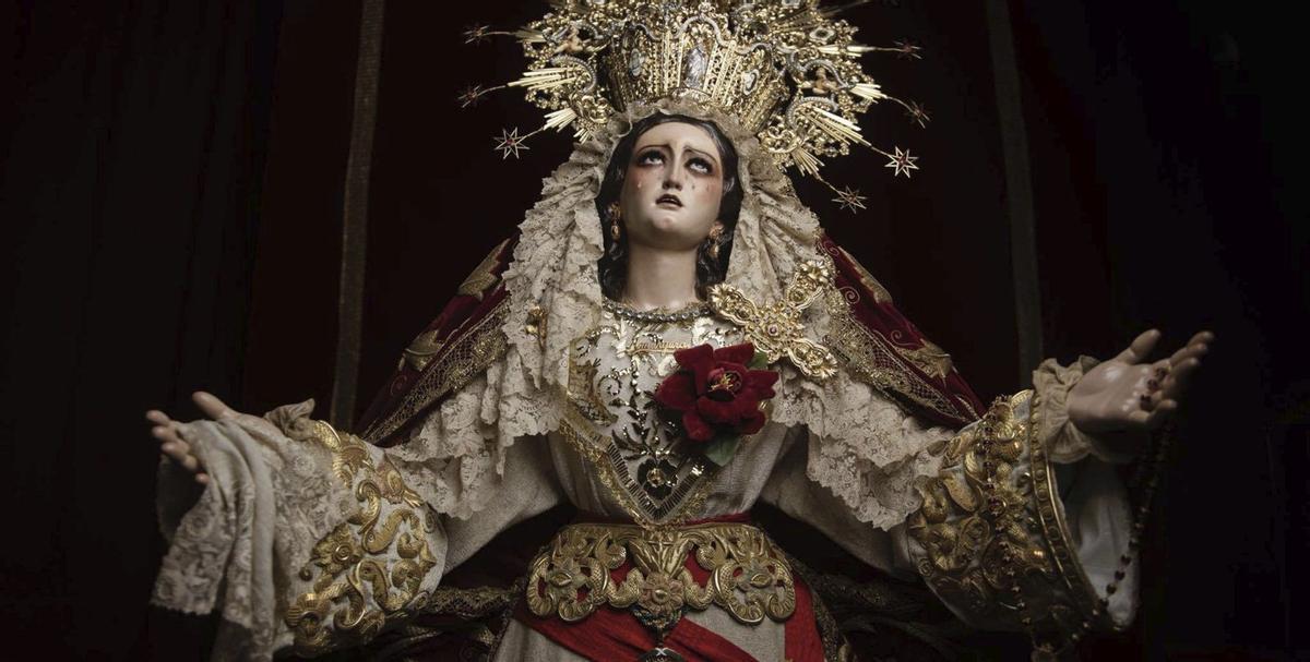 Virgen de la Amargura Coronada, la dolorosa que luce una flor.  | ARCHIVO DE LA  HERMANDAD