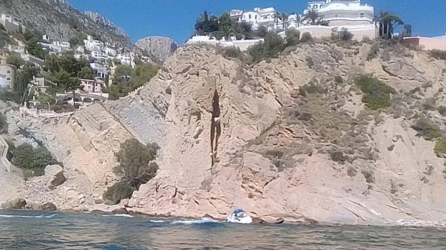 Encalla una embarcación de recreo en la cala de les Urques de Calp