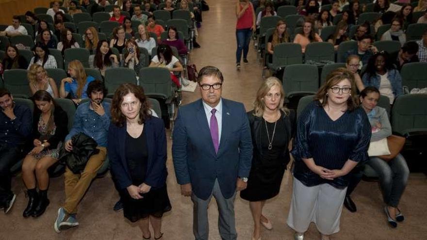 El rector, Julio Abalde, en el centro, en el acto de acogida a los Erasmus en septiembre.