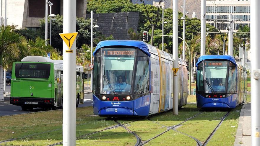 Guagua y tranvías en Santa Cruz de Tenerife.