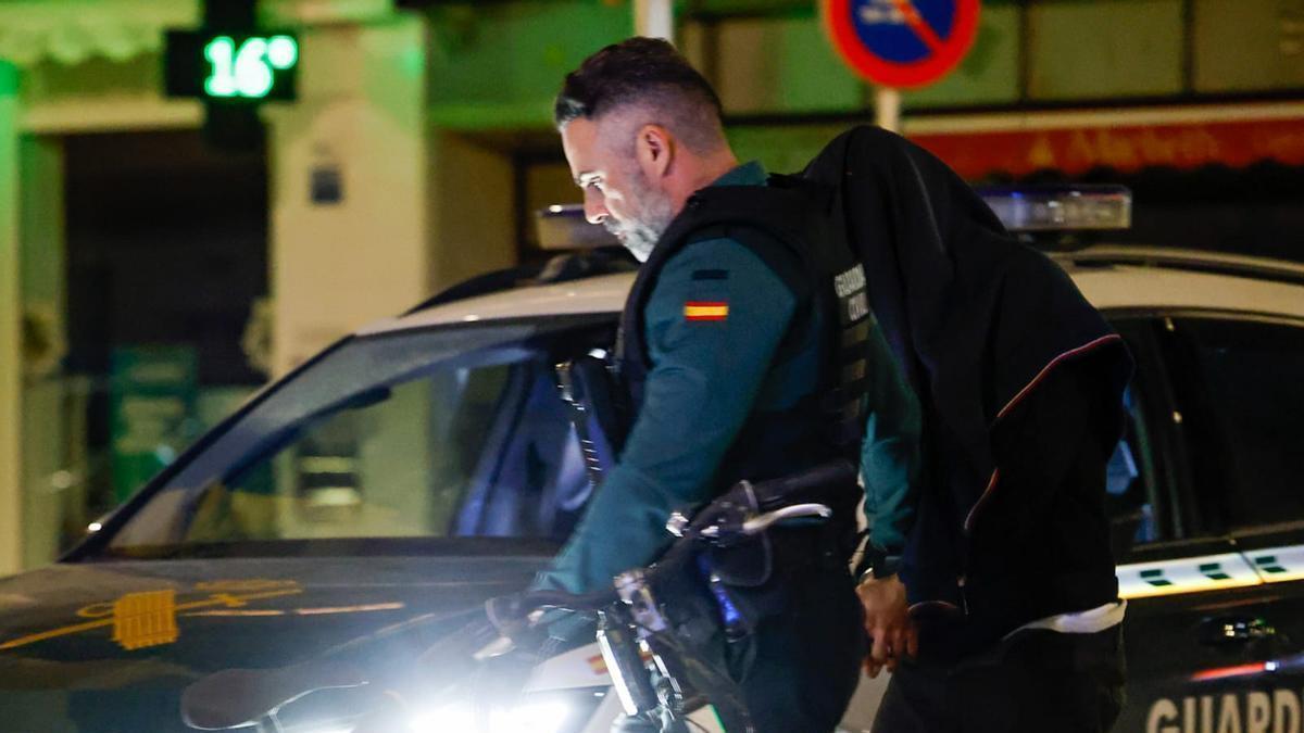 La Guardia Civil registra la casa del hombre que ha matado de un tiro en la cabeza a su vecino en Catarroja