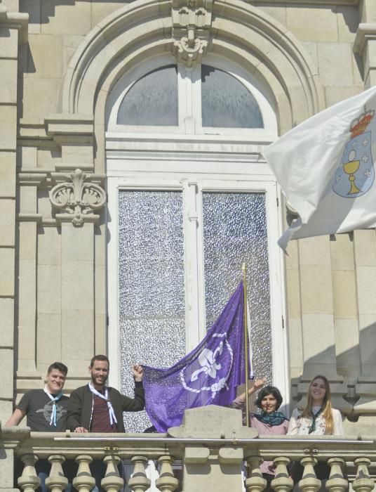 La bandera ''scout'' ondea en María Pita