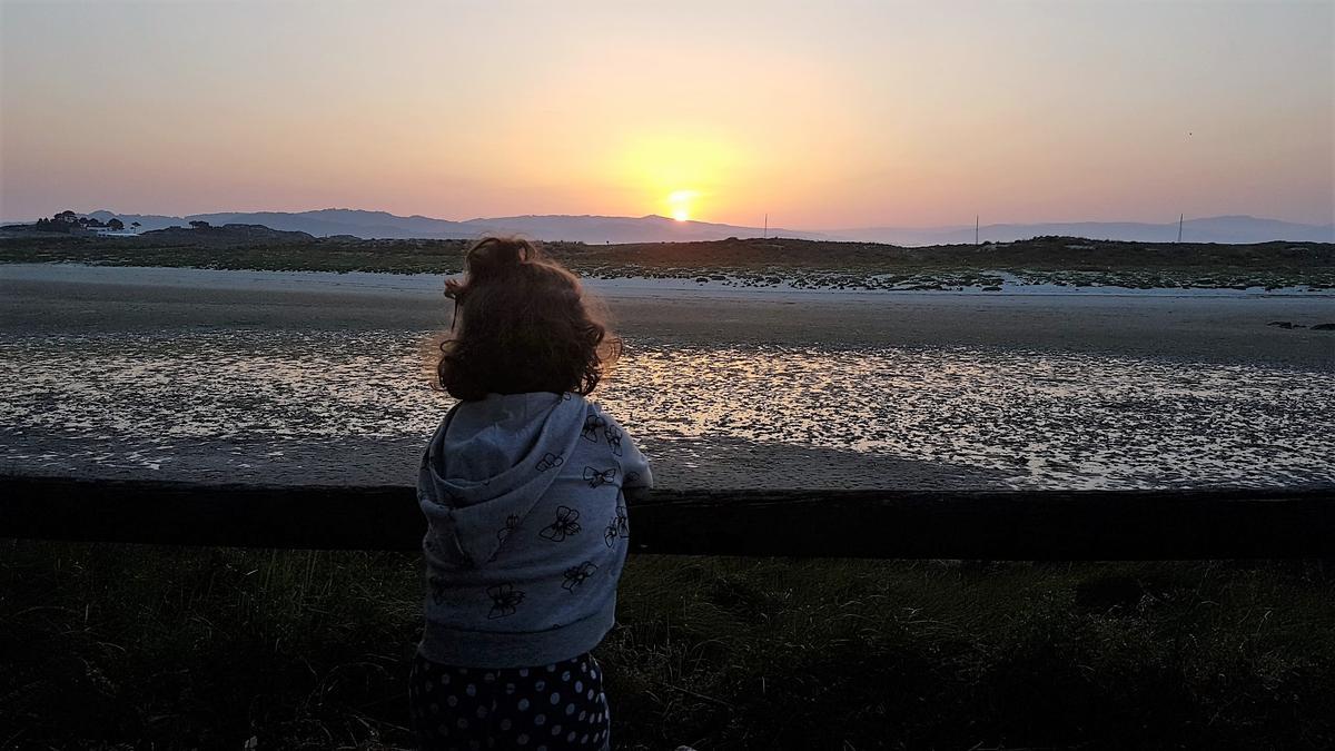 Amanecer desde el camping de las islas Cíes con el sol saliendo detrás de Vigo.