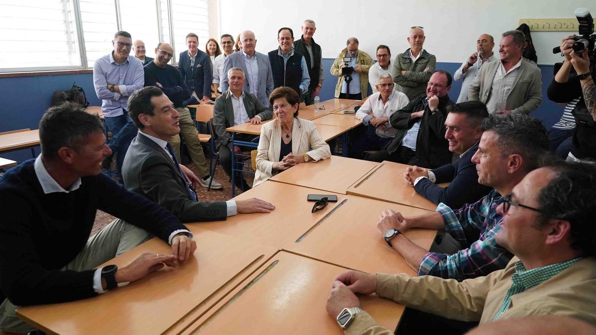 El presidente de la Junta de Andalucía, Juanma Moreno, con antiguos compañeros de su clase en el 50 aniversario del IES Universidad Laboral de Málaga.