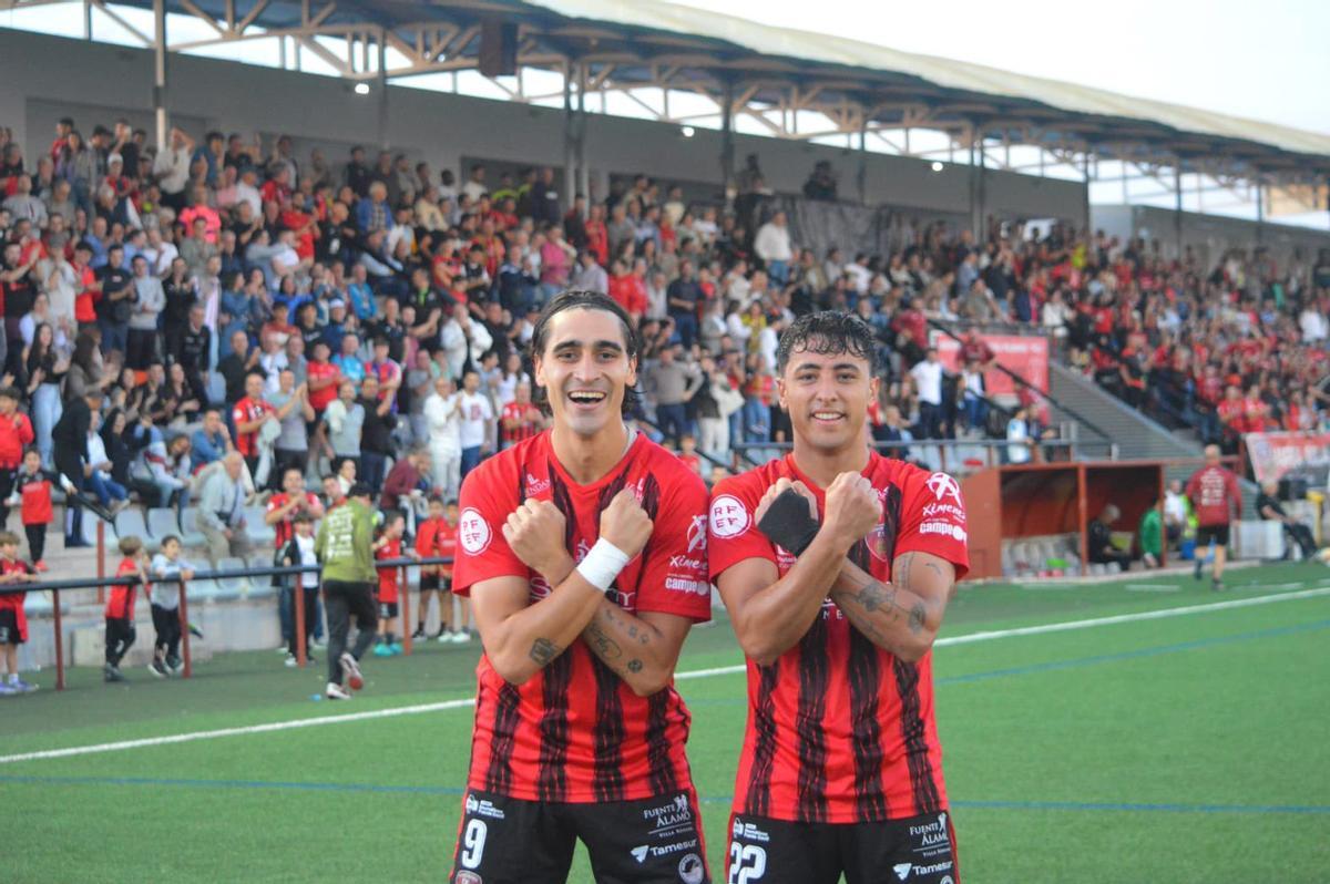 Montenegro e Isma García en la celebración del gol ante el Águilas.