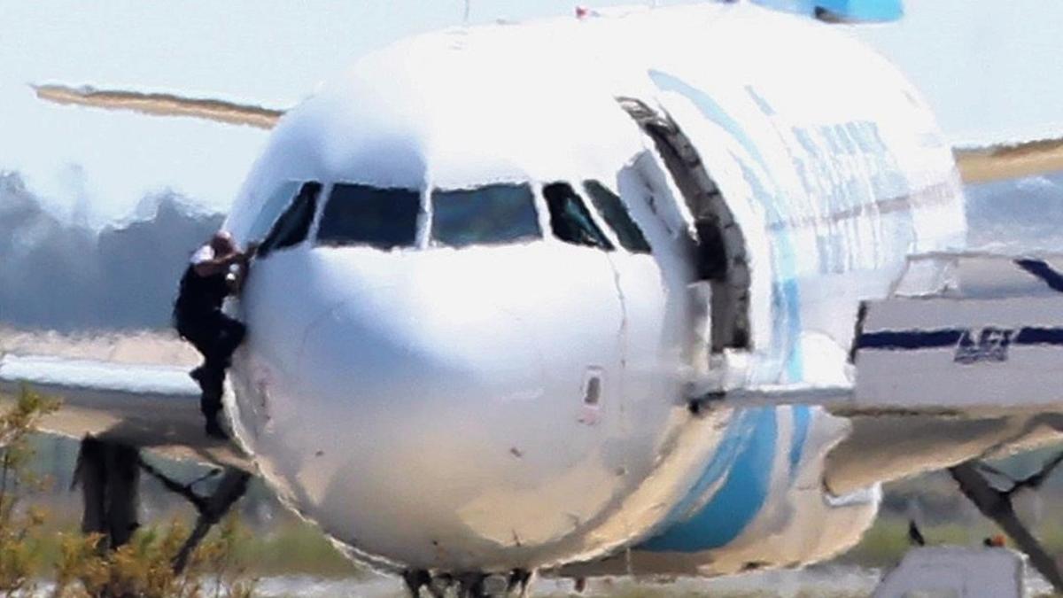 Un hombre escapa del avión secuestrado por luna de las ventamillas de la cabina de pilotos.