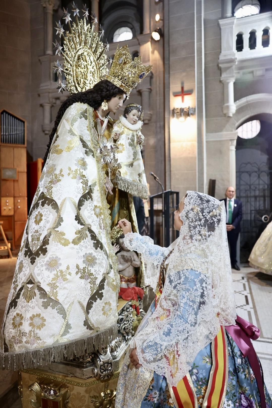 El Besamanos de falleras mayores y cortes 2024, en imágenes