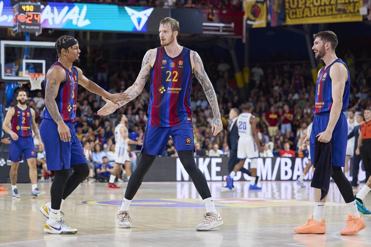 Justin Robinson saluda a Olek Balcerowski en presencia de Darío Brizuela, el jueves en el Palau.