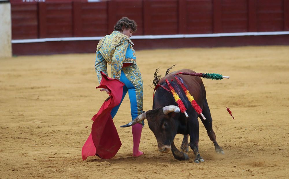 Más de siete mil personas presencian una final del Certamen de Escuelas Taurinas de buen nivel en la que el triunfador fue Miguel Aguilar y en la que también destacó el almeriense Jorge Martínez