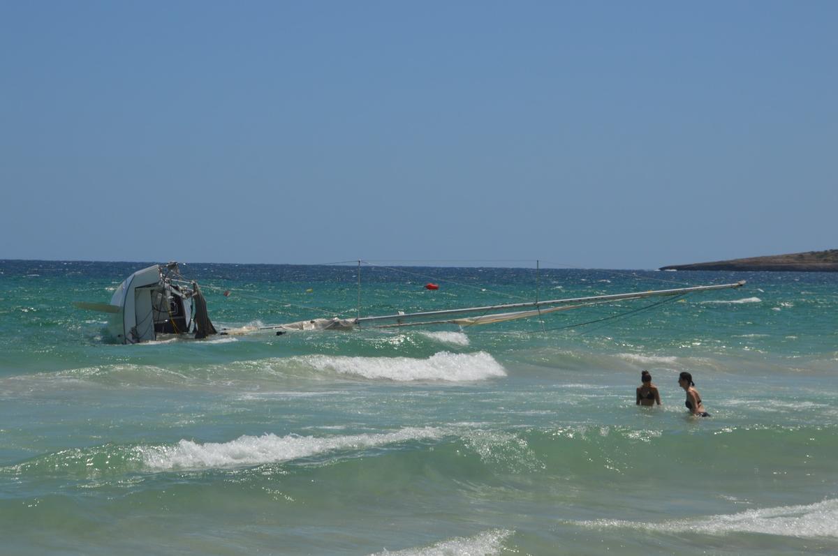 Segelboot am Strand von Cala Millor gekentert