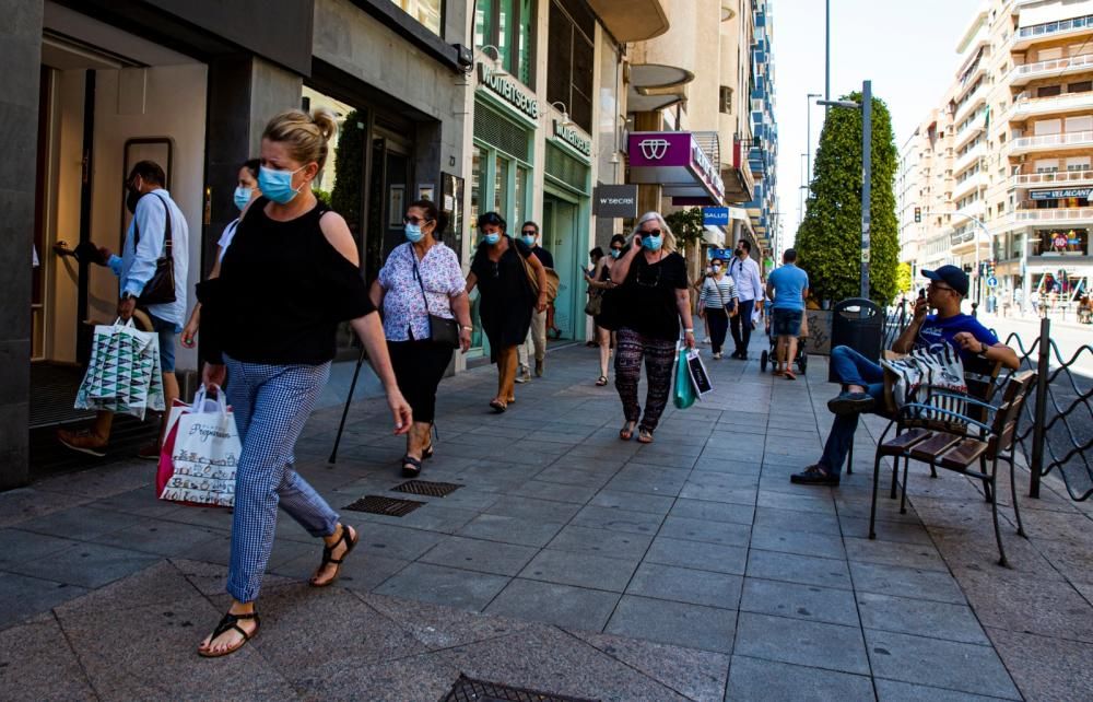 Los descuentos en grandes cadenas, con el fin de reactivar el consumo, dejan imágenes similares a las del año pasado a pesar de la pandemia del coronavirus.