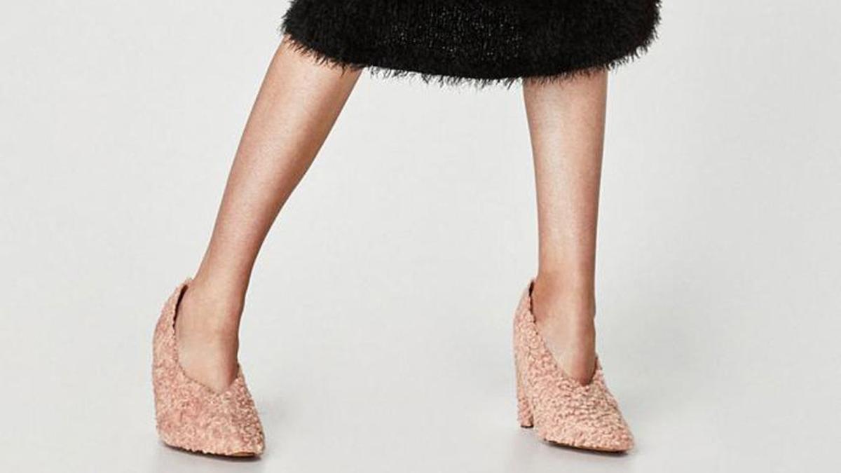 zapatos de tacón de borreguito rosa de Zara
