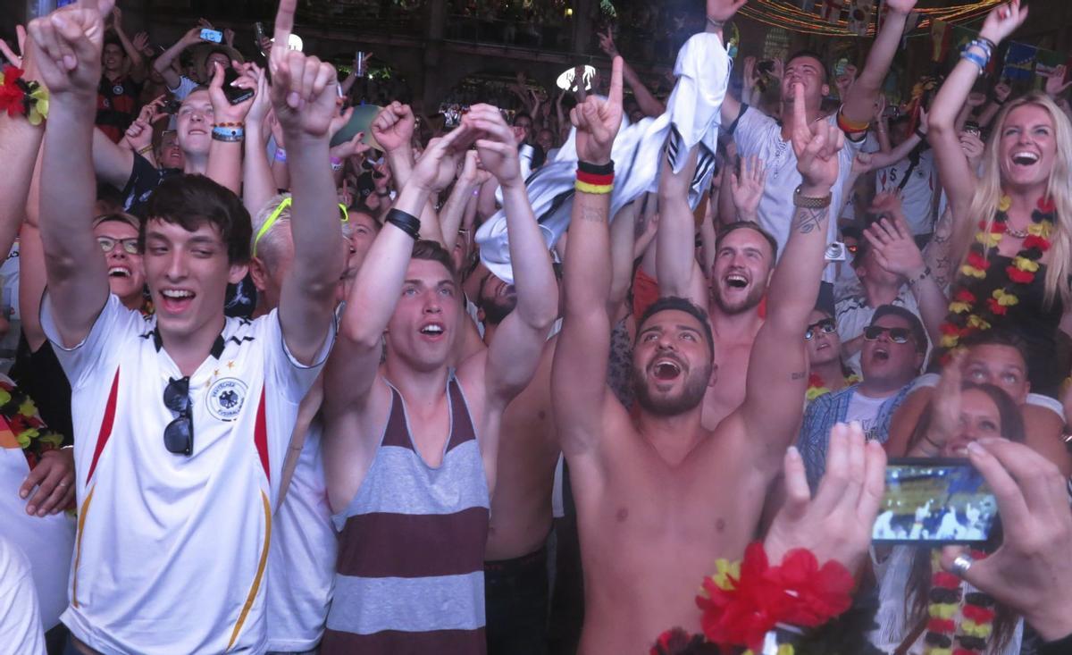 Am 11. Juni beginnt die Fußball-WM in Kanada, Mexiko und den USA. Auch auf Mallorca dürfte wieder Stimmung aufkommen. | FOTO: TERRASSA