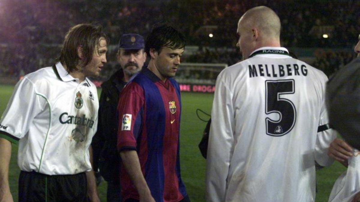 Luis Enrique se marcha abatido del campo tras caer 4-0 ante el Racing. Era el año 2001