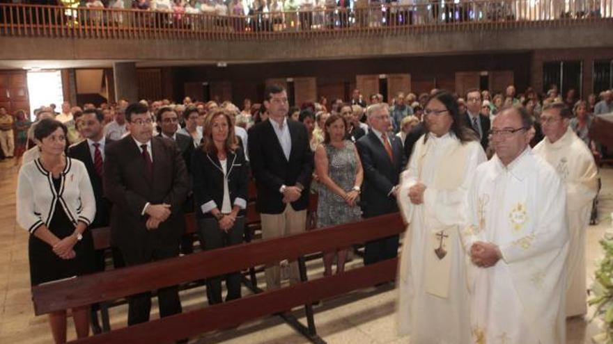 Un grupo de carmelitas pasa ante el banco reservado a las autoridades, donde, en primera fila y de izquierda a derecha, están Carmen Moriyón, Santiago Martínez Argüelles, Pilar Fernández Pardo, Rafael Felgueroso, Lucía García  Serrano y Manuel Arrieta.