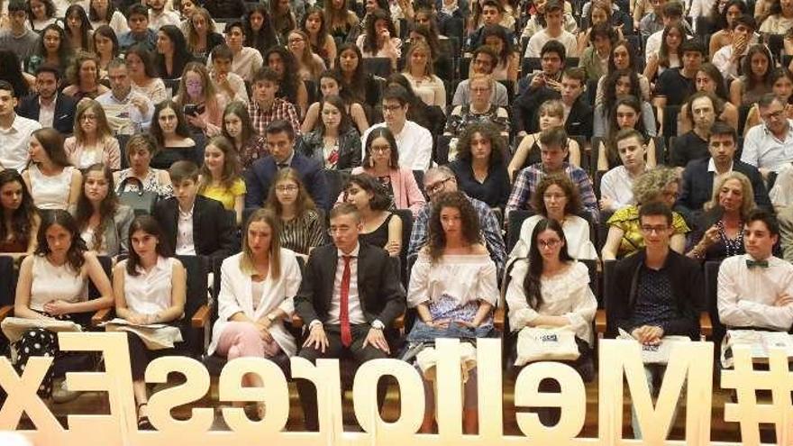 Alumnos con las mejores notas en selectividad ayer en el Palacio de Congresos de Santiago. // Xoán Álvarez