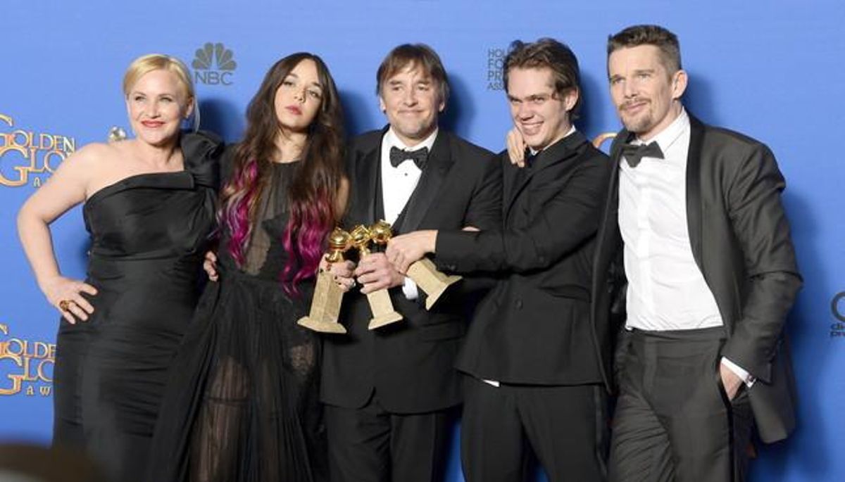 El director Richard Linklater, al centre, amb eñ repartiment de ’Boyhood’ (d’esquerra a dreta, Patricia Arquette, Lorelei Linklater, Ellar Coltran i Ethan Hawke).