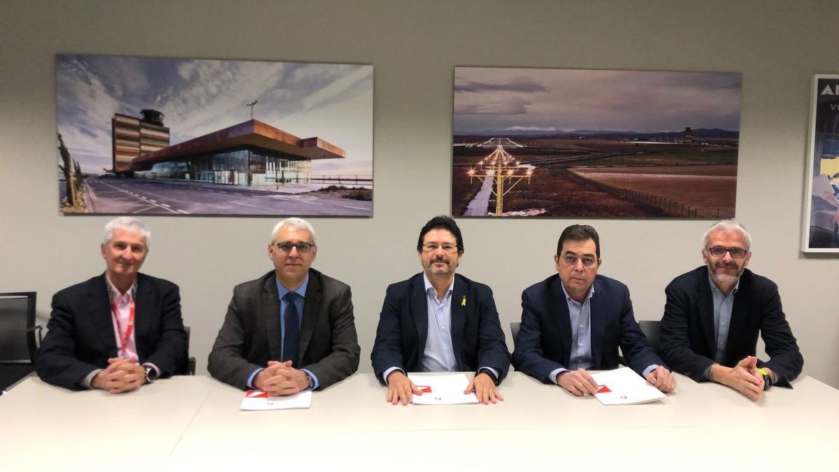 Responsables del Aeroclub de Barcelona-Sabadell y el Reial Aeroclub de Lleida con el secretario de Movilidad, Isidre Gavín, y los responsables del aeropuerto de Lleida-Alguaire.