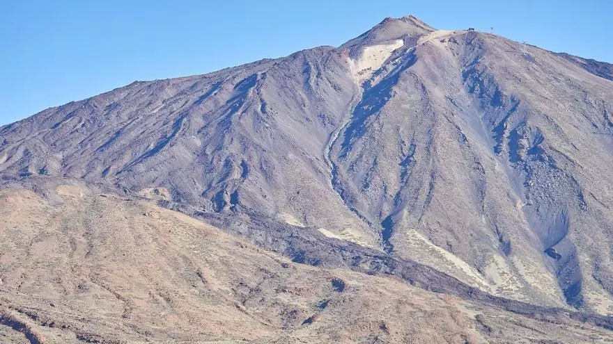 Tenerife prohíbe fumar en el Teide