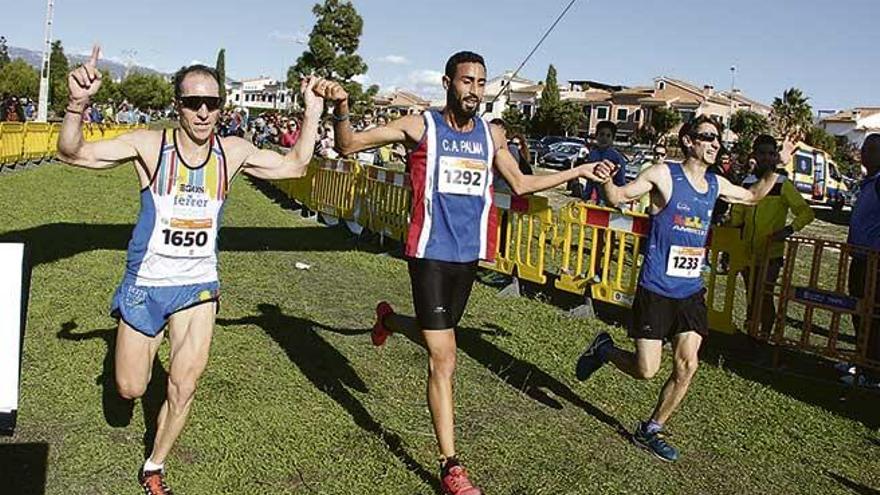 De izquierda a derecha, Campos, Zahrnoun y García Pujadas entran a la meta cogidos de la mano.