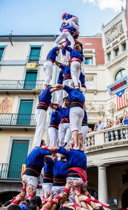 Els castellers de Berga descarreguen la primera construcció de vuit pisos