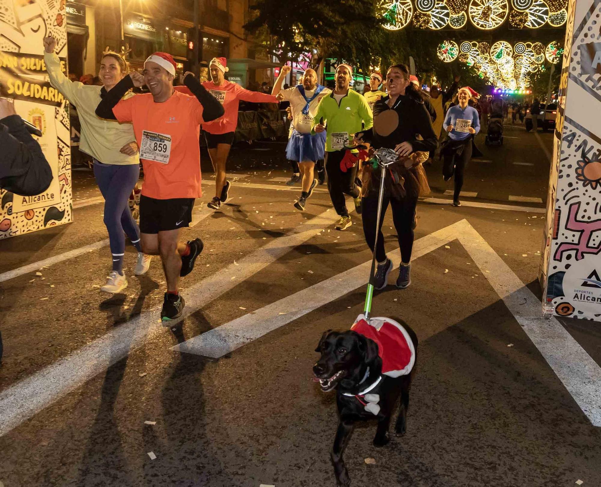 La San Silvestre de Alicante llena de colorido la ciudad