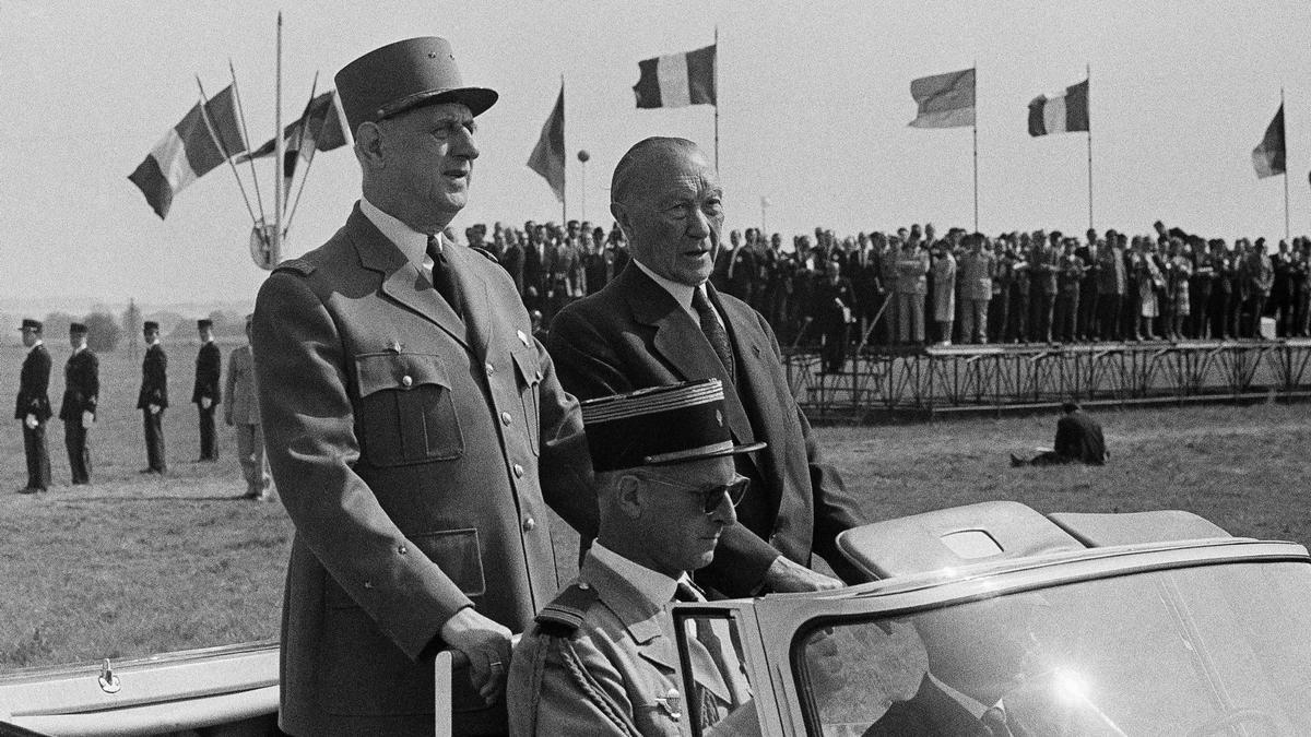 El primer canciller federal alemán, Konrad Adenauer (derecha), junto al presidente francés Charles de Gaulle, durante un encuentro en Reims en julio de 1962.