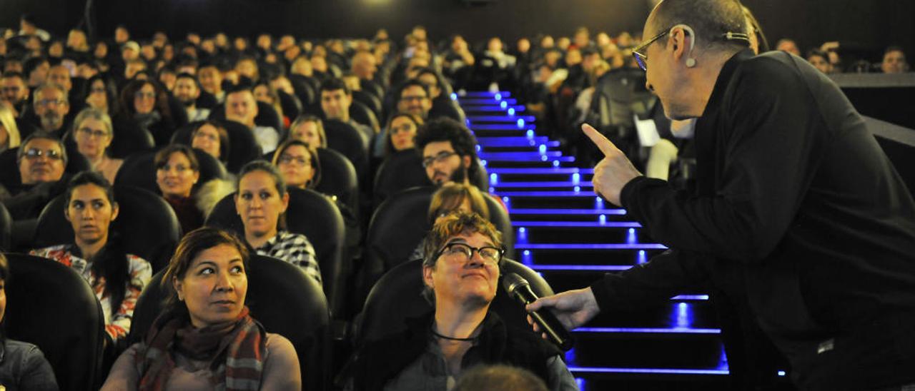 Una de las ponencias de Elx Emplea, ayer, en una sala de cine del centro comercial l&#039;Aljub.