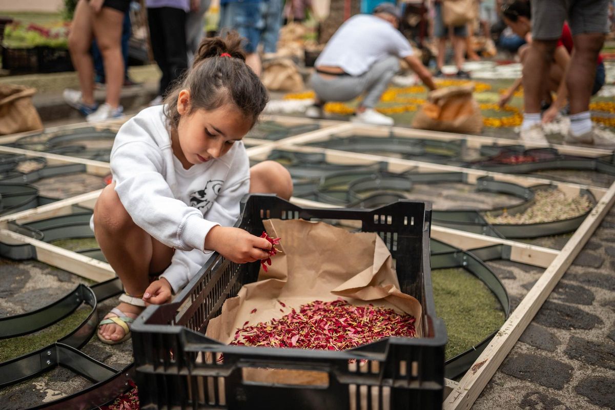 Los niños también participan en la creación de las alfombras