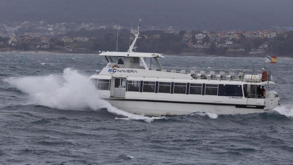 Uno de los barcos que realiza la ruta Cangas-Vigo.