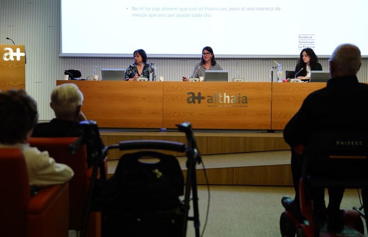 D’esquerra a dreta la infermera Manuela Ramos, la nutricionista Sílvia Vancells i la logopeda d’Althaia Roser Font, ahir a la jornada sobre Parkinson