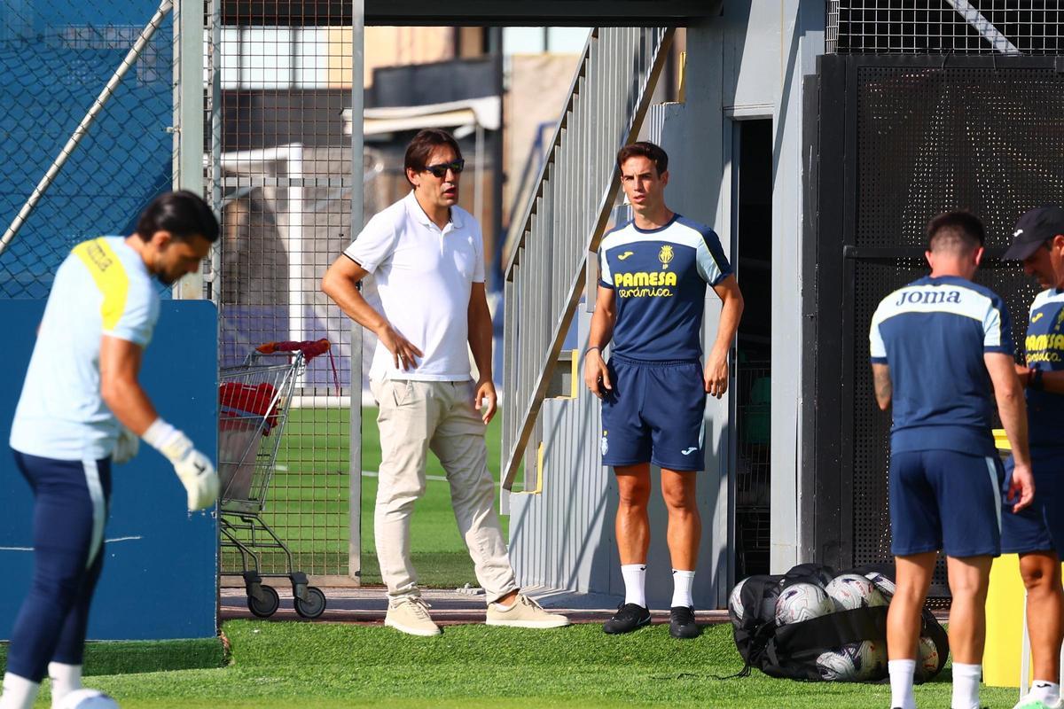 Miguel Ángel Tena, director de fútbol del Villarreal CF, junto al entrenador del Submarino, Iñigo Pérez.