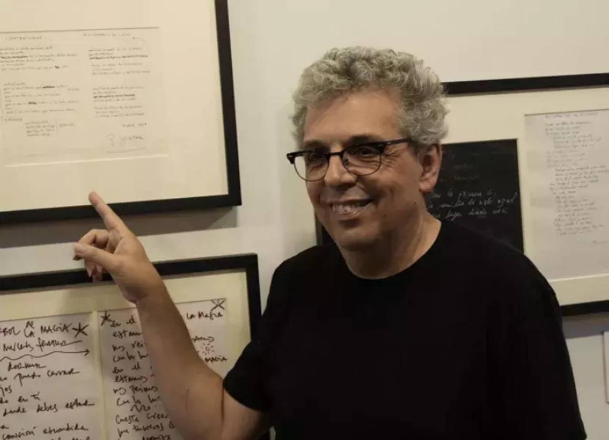 El cantautor canario Pedro Guera, ante el manuscrito de ‘Contamíname’.