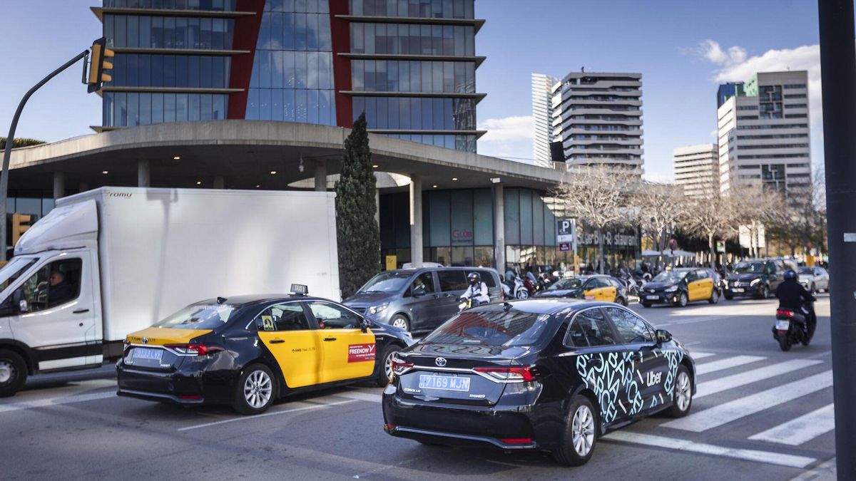 CLAVES | ¿Qué diferencias habrá entre un taxi y un uber tras la nueva ley catalana?