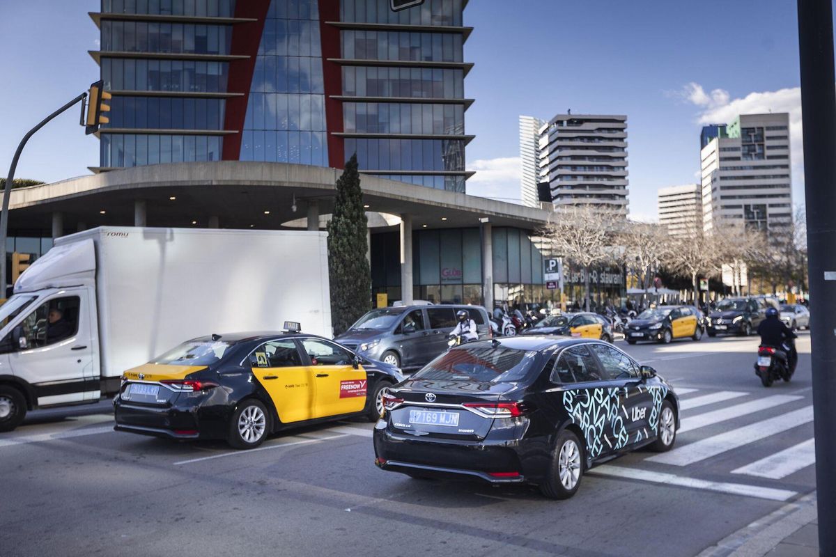 "Hay que regularizar las VTC, sí, pero también el taxi"