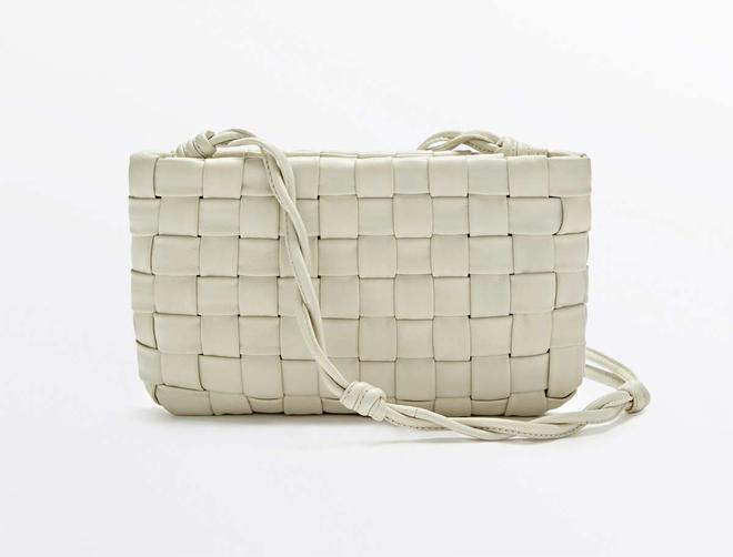 Bolso pochette trenzado blanco de Massimo Dutti