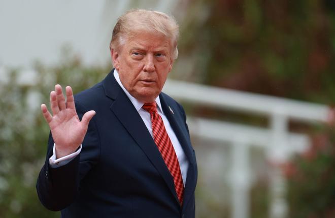 La presidenta de Irlanda recibe a Trump en Dublín en una fría visita con honores militares