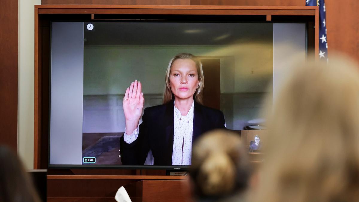 Fairfax (United States), 25/05/2022.- Model Kate Moss, a former girlfriend of actor Johnny Depp, is sworn in to testify via video link during Depp's defamation trial against his ex-wife Amber Heard, at the Fairfax County Circuit Courthouse in Fairfax, Virginia, USA, 25 May 2022. Johnny Depp's 50 million US dollar defamation lawsuit against Amber Heard started on 10 April. (Estados Unidos) EFE/EPA/EVELYN HOCKSTEIN / POOL