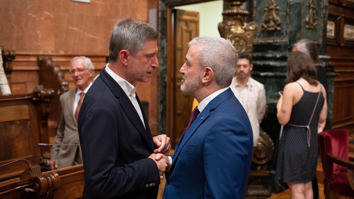 El lider de Junts del Ayuntamiento de Barcelona Jordi Martí, saluda al alcalde, Jaume Collboni, a su llegada a un pleno.
