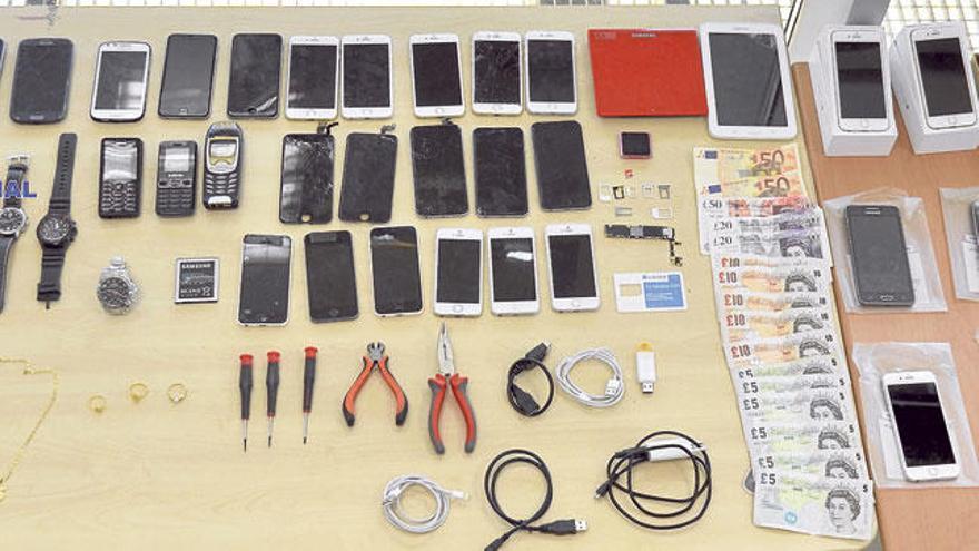 Teléfonos móviles robados intervenidos en Eivissa a uno de los mayores receptadores de la isla.