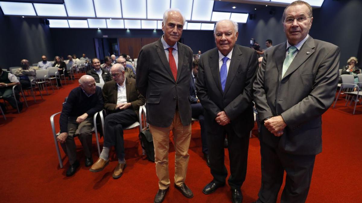 Por la izquierda Enrique Álvarez-Uría, Enrique Iglesias y Pedro Sánchez Lazo, ayer, en el Club Prensa Asturiana de 
LA NUEVA ESPAÑA. | Luisma Murias