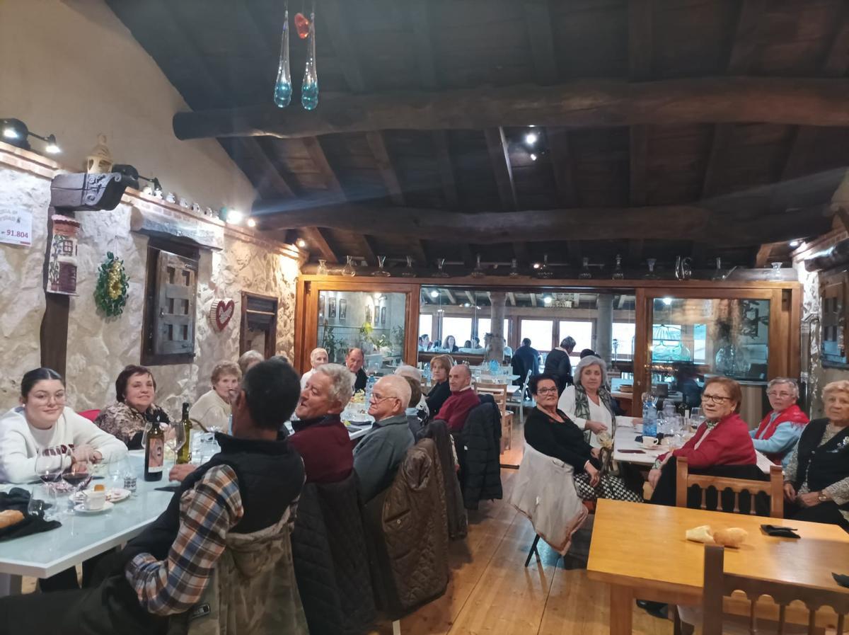 Integrantes y personas que han formado parte del grupo, en la comida de despedida