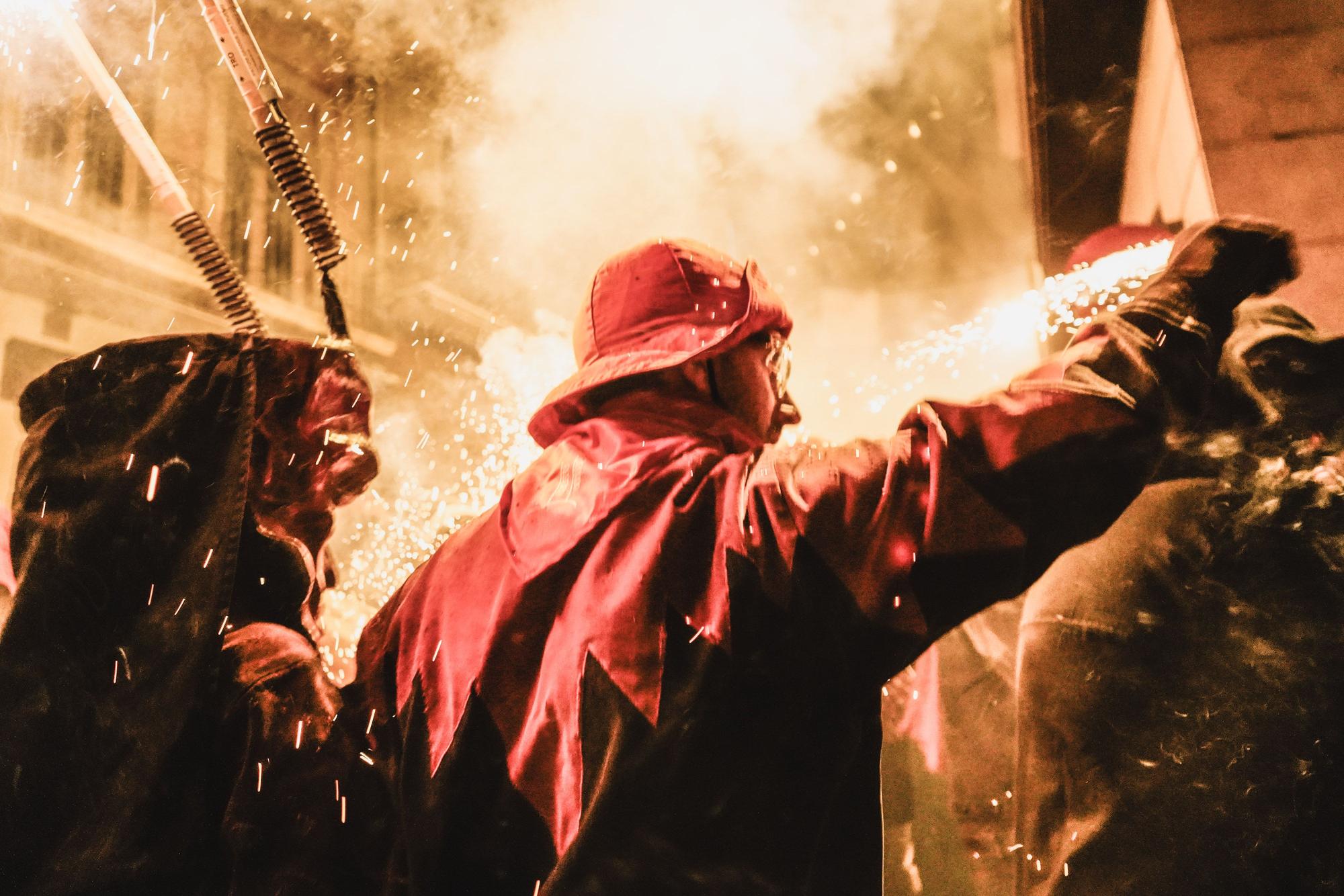 Un Correfoc multitudinari omple de pólvora i gresca el centre històric de Manresa