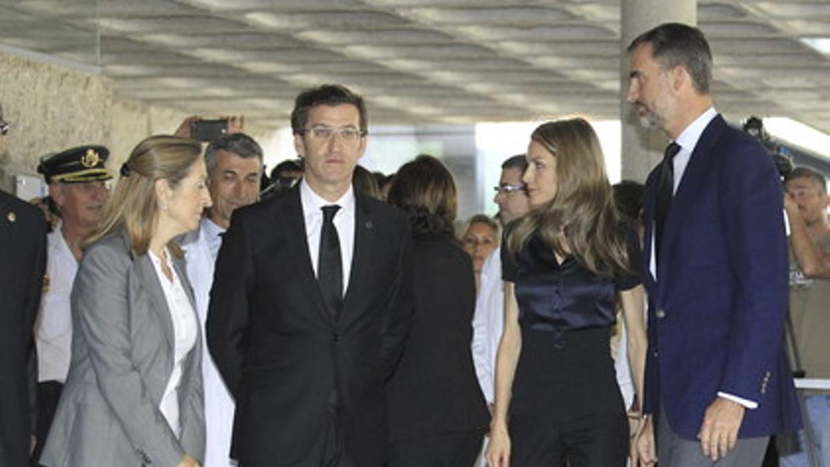 Los Príncipes de Asturias (derecha), junto al presidente de la Xunta, Alberto Núñez Feijóo, y la ministra de Fomento, Ana Pastor, en el Hospital Clínico de Santiago.