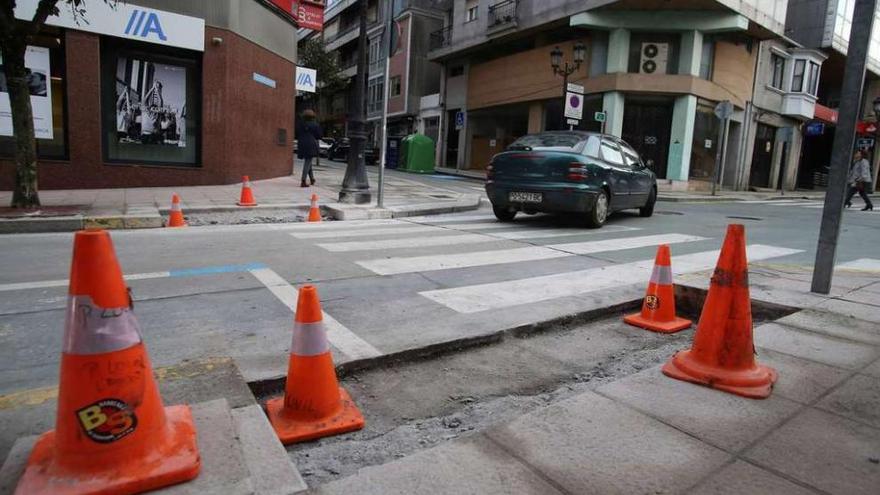 Mejora de accesibilidad en Principal  |  El Concello ha mejorado la accesibilidad en el paso de peatones de la calle Principal, en su intersección con Pintor Laxeiro, Bos Aires y Molinera. El concejal de Obras, Francisco Vilariño, destacó la importancia de esta actuación una vez que se trata de una de las calles más céntricas y dinámicas, además de hacer hincapié en que el proceso de peatonalización no tendría cabida con rúas con barreras arquitectónicas. Con esta pasarela se garantiza el acceso a este espacio público de personas con movilidad reducida y se favorece asimismo al conjunto de la ciudadanía.