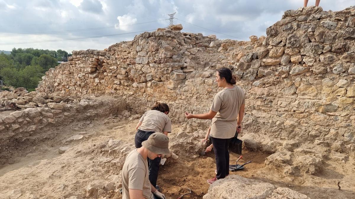 Trabajos de excavación en una de las murallas del yacimiento visigodo de València la Vella. ARQUEOLOGÍA . YACIMEINTO VISIGODO EN RIBA-ROJA DEL TURIA