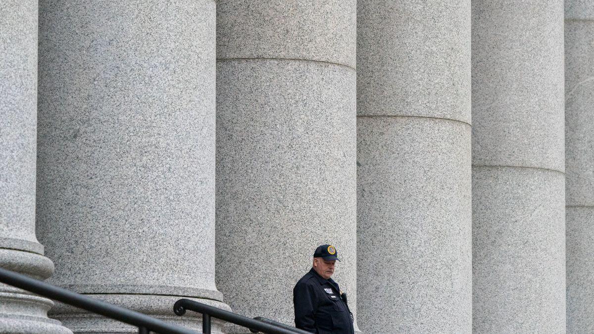 Un policía, en la sede donde se celebra el juicio a Ghislaine Maxwell en Nueva York.