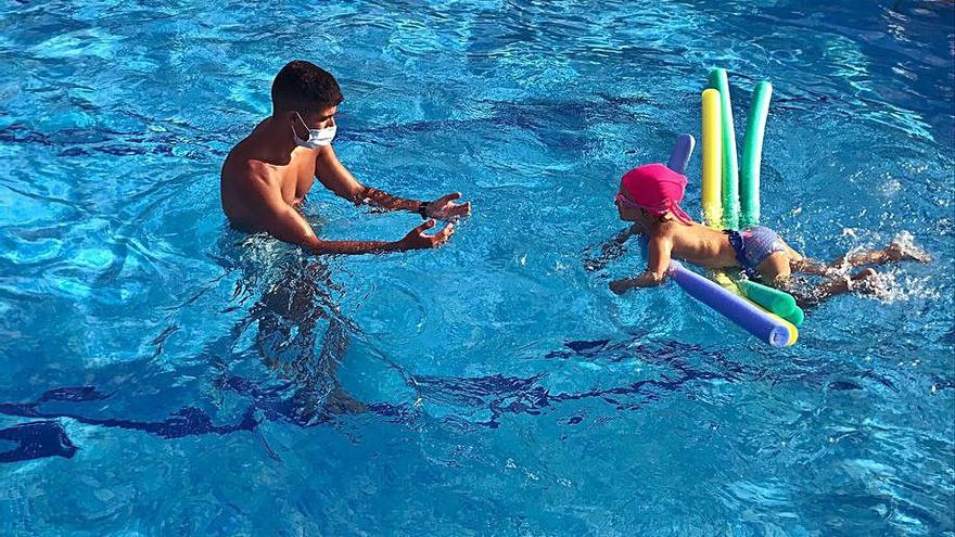 Los niños de Ambel han practicado la natación.  |      