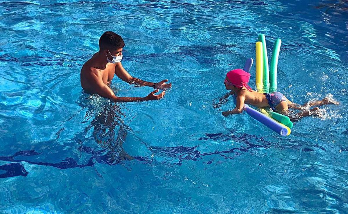Los niños de Ambel han practicado la natación.  |