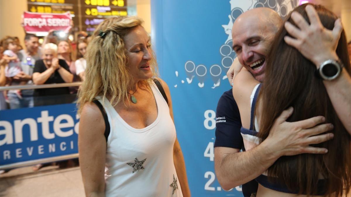 Mingote recibe el abrazo de su mujer y su hija, este domingo en El Prat.